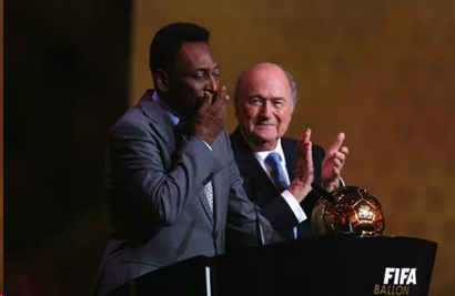 Người hùng Brazil Pele nhận giải FIFA Ballon d'Or Prix d'Honneur năm 2014 (ảnh Kubet)