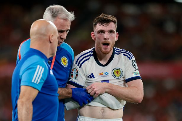 Andy Robertson dính chấn thương vai khi thi đấu cho Scotland tháng trước (Ảnh Kubet)
