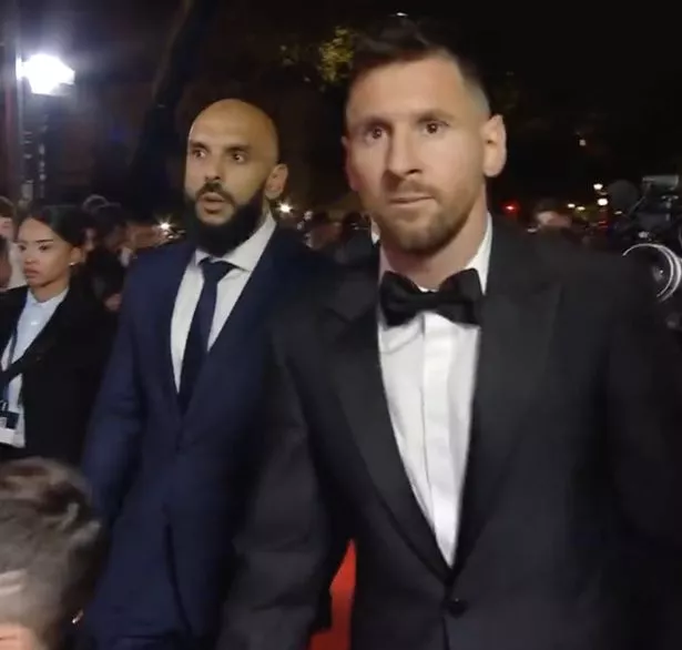 Vệ sĩ của Lionel Messi đảm bảo khảo sát khu vực khi anh đến lễ trao giải Ballon d'Or cùng với thân chủ của mình (Ảnh Kubet)