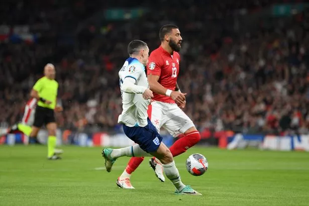 Đường chuyền của Phil Foden đi chệch khỏi Enrico Pepe và đi vào lưới Malta (Ảnh Kubet)