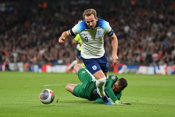 Harry Kane tưởng mình đã bị thủ môn Malta Henry Bonello phạm lỗi (Ảnh Kubet)