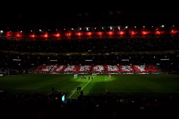 Wembley tưởng nhớ Sir Bobby Charlton trước khi trận đấu bắt đầu (Ảnh Kubet)