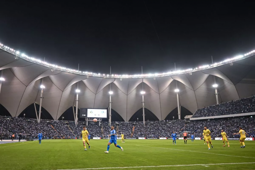 Các trận đấu của Saudi Pro League được diễn ra vào ban đêm ngoài những tháng mùa hè để tránh cái nóng gay gắt nhất (Ảnh Kubet)