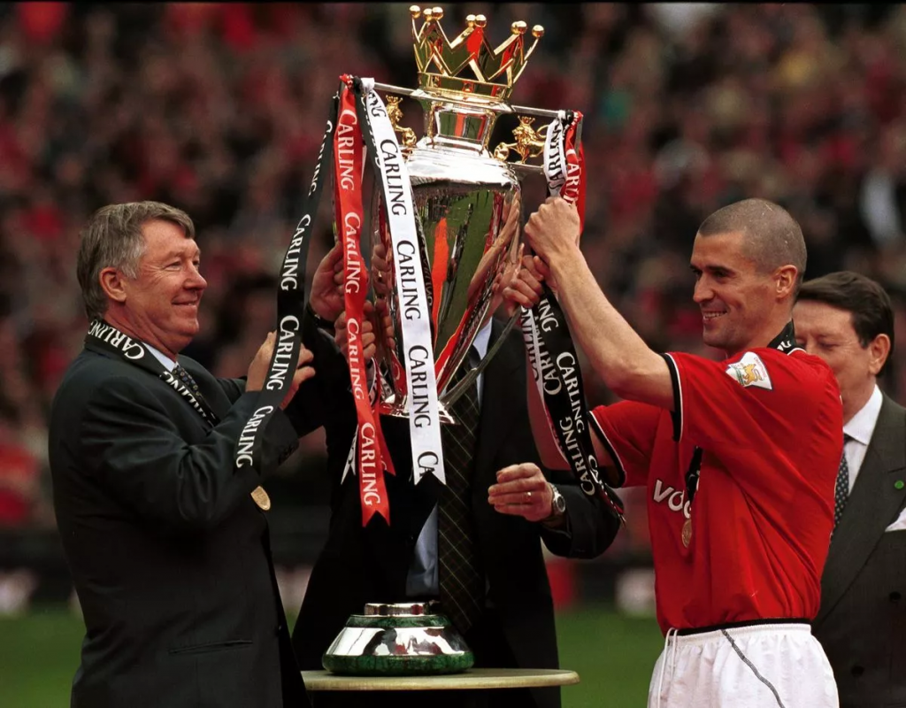 Roy Keane nâng cúp Premier League cùng Sir Alex Ferguson trong thời kỳ đỉnh cao ở Man Utd (ảnh Kubet)
