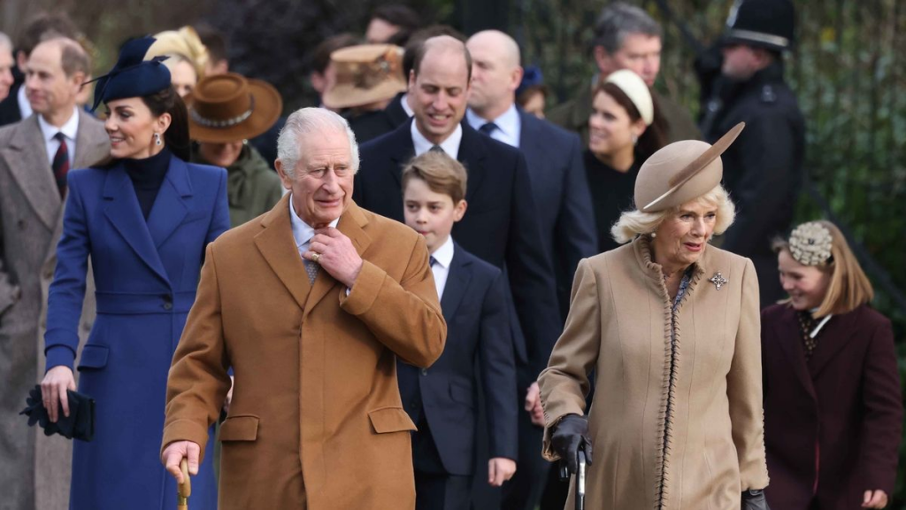 Charles và Camilla dẫn đầu đoàn hoàng gia đi nhà thờ (Hình ảnh: Kubet)