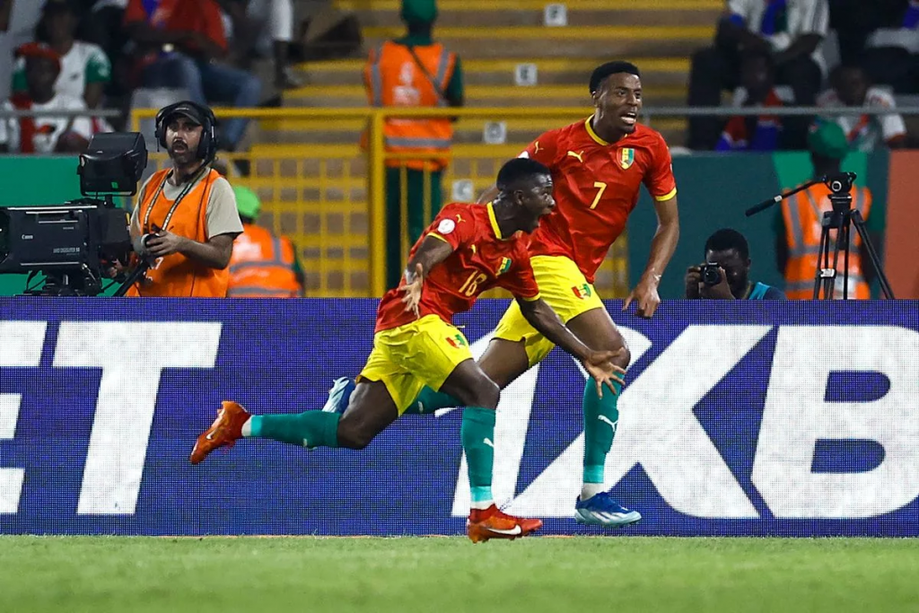Bàn thắng ấn định chiến thắng trong hiệp hai của Aguibou Camara đưa Guinea đứng trước nguy cơ lọt vào vòng 16 đội tại Cúp các quốc gia châu Phi năm nay ( Hình ảnh: Kubet)