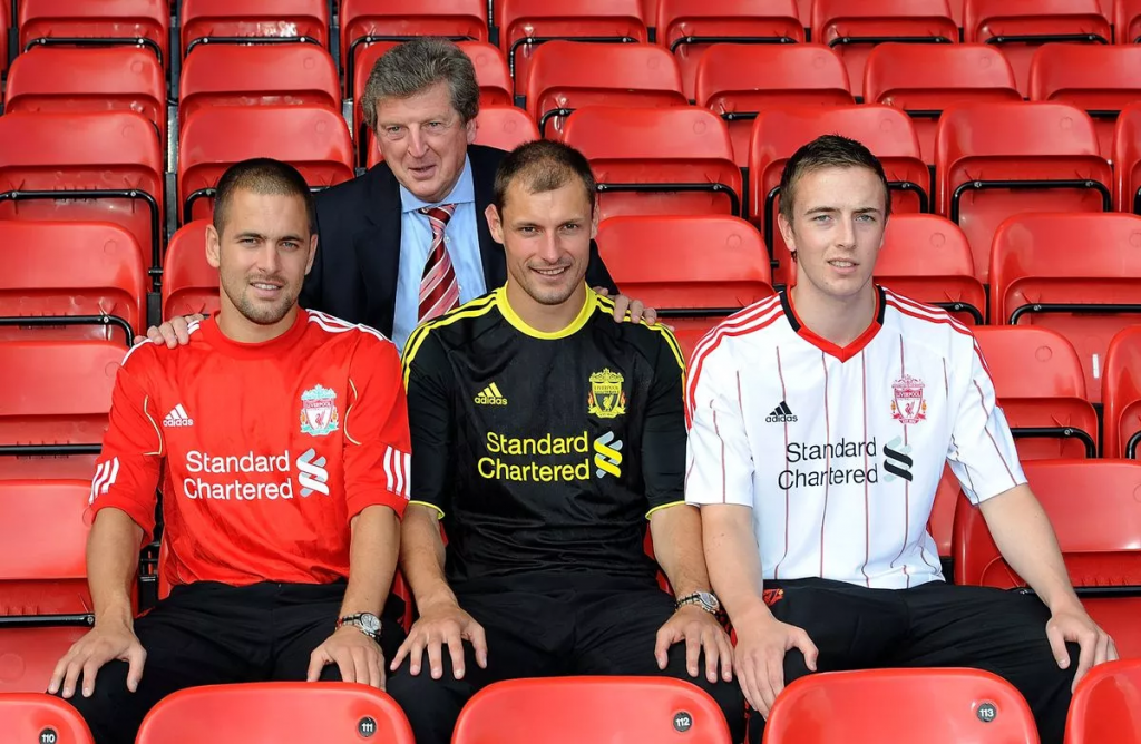 Joe Cole (L), Milan Jovanovic (C) và Danny Wilson (R) chụp ảnh cùng huấn luyện viên Roy Hodgson ( Hình ảnh: Kubet)