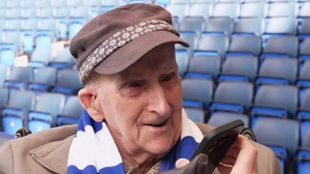 Người hâm mộ Chelsea Alf Wells đã được chiêu đãi một chuyến đi tới Stamford Bridge nhân dịp sinh nhật lần thứ 100 của ông (Ảnh: Kubet)