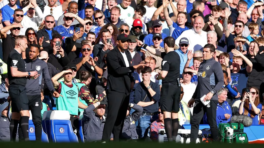 Vincent Kompany bị đuổi khỏi sân sau khi tỏ ra tức giận với trọng tài Darren England trong trận đấu giữa Burnley và Chelsea (ảnh Kubet)
