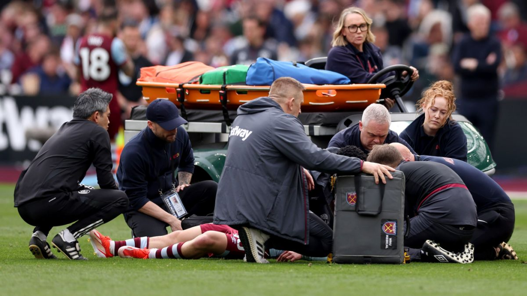 George Earthy của West Ham United được điều trị y tế trước khi được cáng ra sân (Hình ảnh: Kubet)