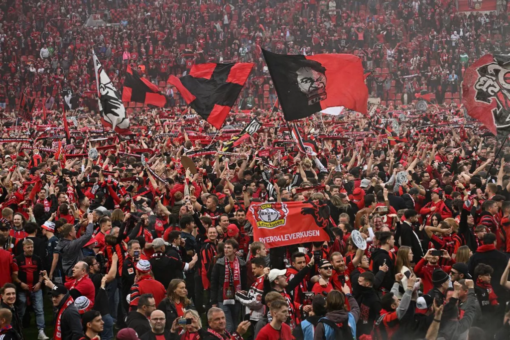 Fan Bayer Leverkusen tràn xuống sân sau khi chức vô địch Bundesliga được xác nhận ( Hình ảnh: Kubet)