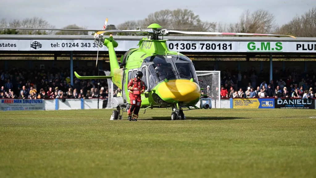 Trận đấu của Weymouth với Yoevil đã bị hủy bỏ sau khi một chiếc xe cứu thương trên không được gọi đến mặt đất (Hình ảnh: Kubet)