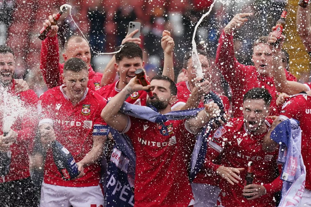 Wrexham đã giành quyền thăng hạng lên League One vào thứ Bảy ( Hình ảnh: Kubet)